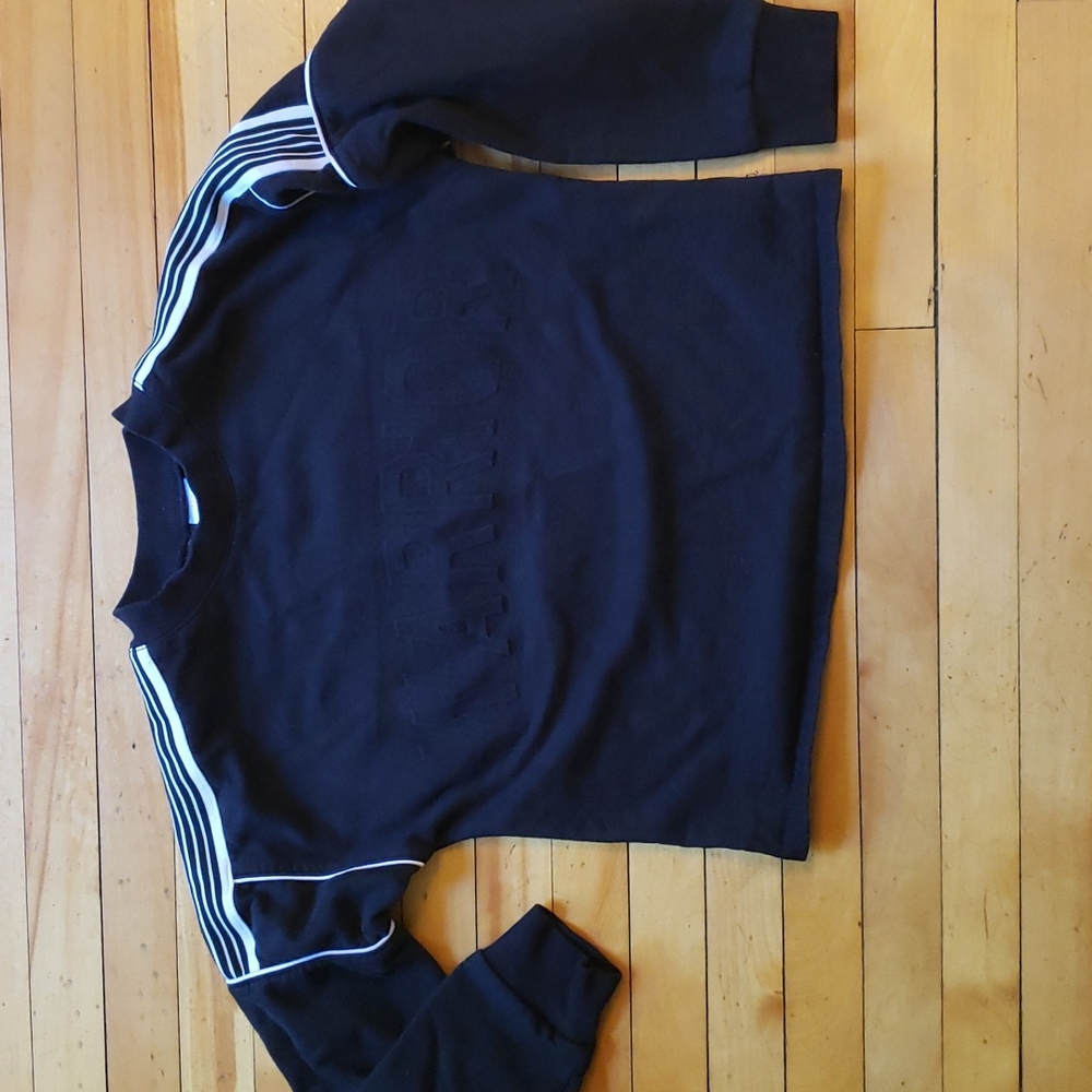 No Boundaries Juniors crop sweatshirt size small enraised with warrior on front